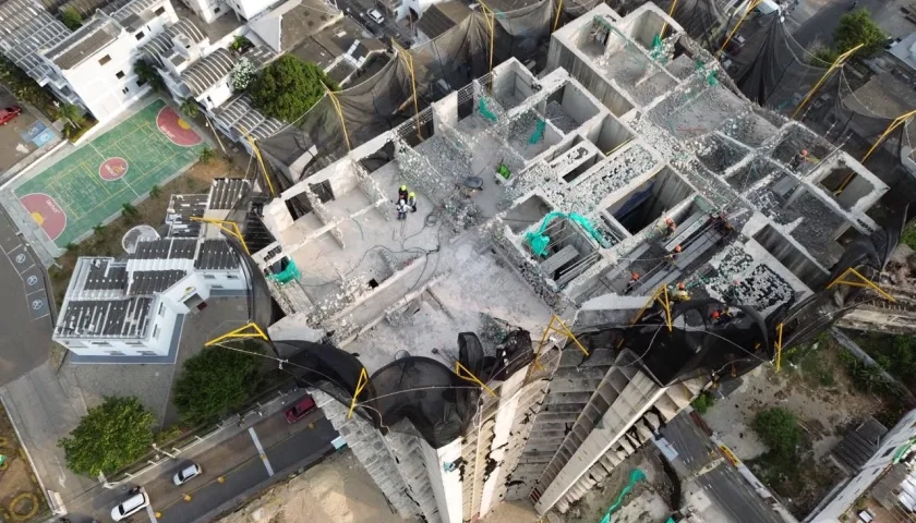 Vista aérea de las obras de demolición del edificio Aquarela de Cartagena