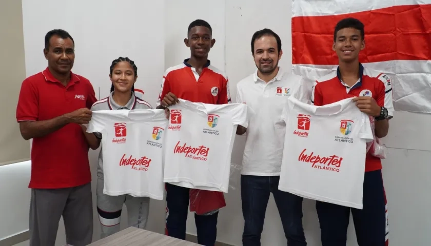 Iván Urquijo, director de Indeportes Atlántico, hizo entrega de los uniformes a los deportistas.