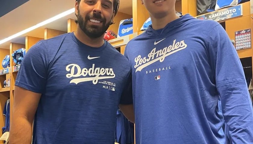 Nabil Crismatt con el japonés Shohei Ohtani, máxima figura de los Dodgers.
