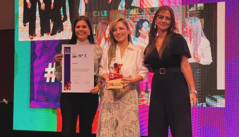 Lina Márquez, gerente de Gestión Humana de Triple A, recibió la distinción a nombre de la compañia