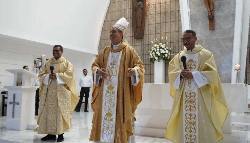 Padre Edgar Mejía, arzobispo Pablo Salas y padre Dimas Acuña.