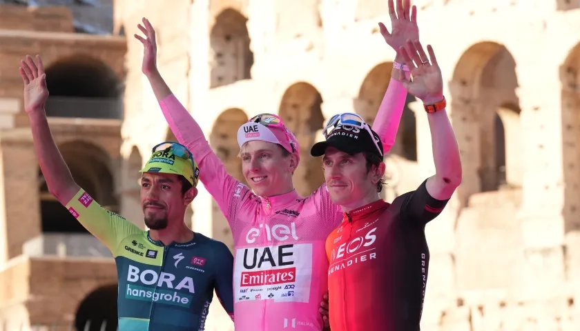 Daniel Felipe Martínez en el podio con el campeón, Tadej Pogacar, y el tercero, Geraint Thomas.