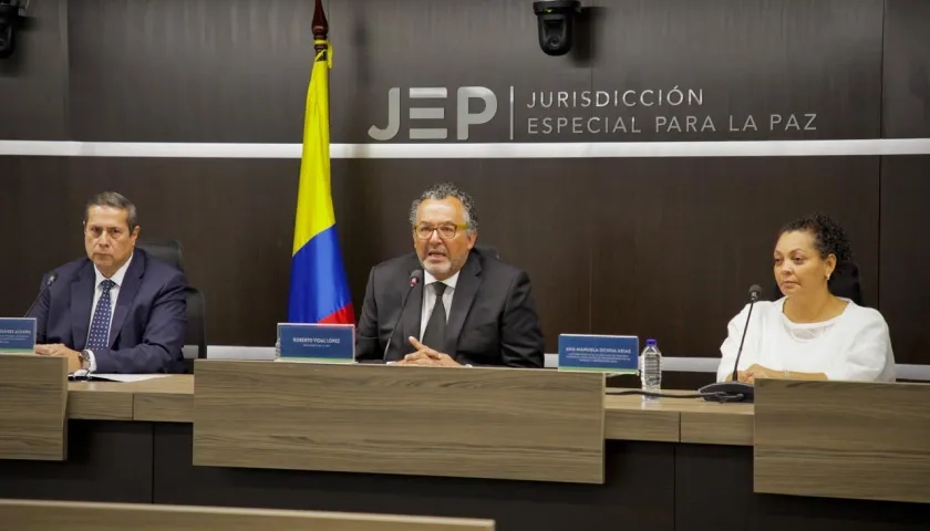 Magistrados de la JEP presididos por Roberto Vidal