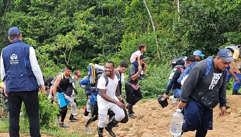 Migrantes cruzando la selva del Darién.