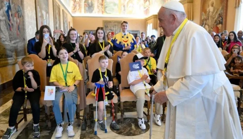 El Papa rodeado de niños víctimas de la guerra en Ucrania y Palestina