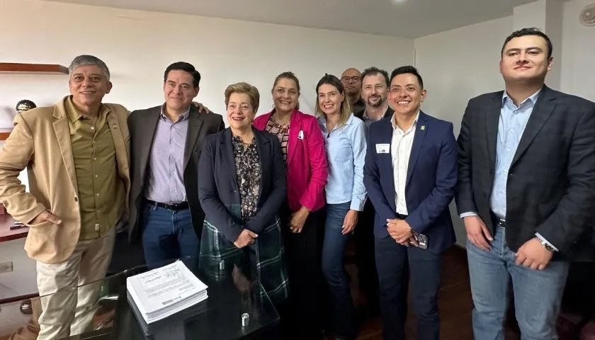 La Ministra del Trabajo radicando la ponencia. 