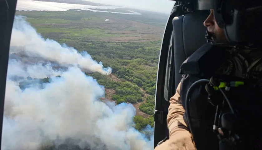 Vista aérea del incendio en Isla Salamanca.