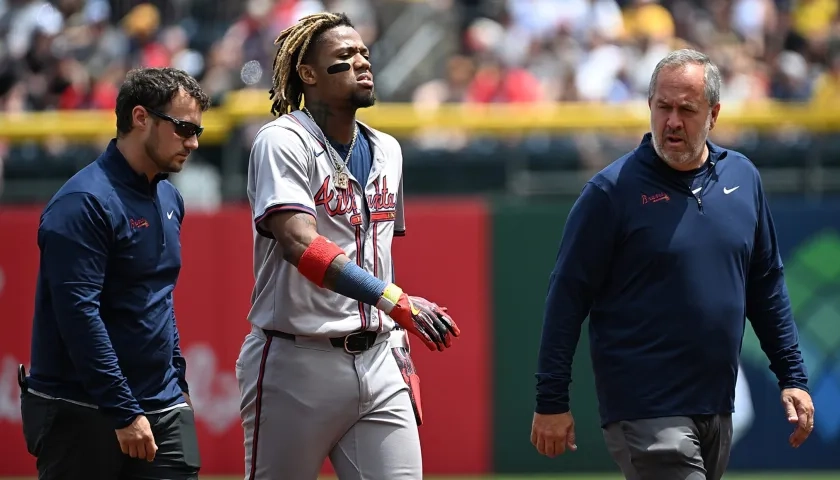 Ronald Acuña Jr. cuando salía del campo tras sufrir la lesión. 