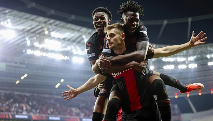 Josip Stanisic Festeja con sus compañeros tras marcar el gol del empate del Bayer Leverkusen.