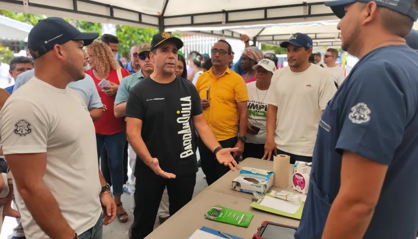 El alcalde Alejandro Char en el corregimiento La Playa en una jornada de ‘Vamos ´pa'l barrio’