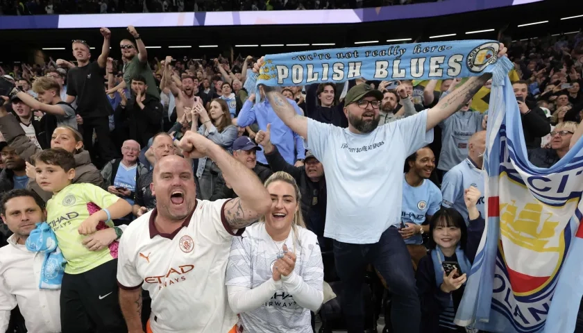 Hinchas del Tottenham festejaron el triunfo del Manchester City sobre su propio equipo.