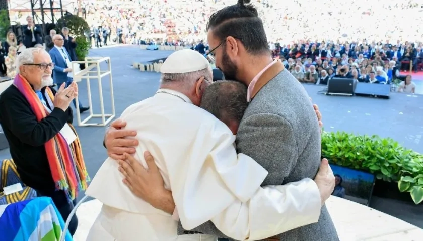 En emotiva ceremonia, el Papa abraza a un israelí y a un palestino 