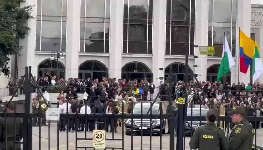 Las exequias del coronel Elmer Fernández se cumplieron en la parroquia de la Policía Nacional en Bogotá