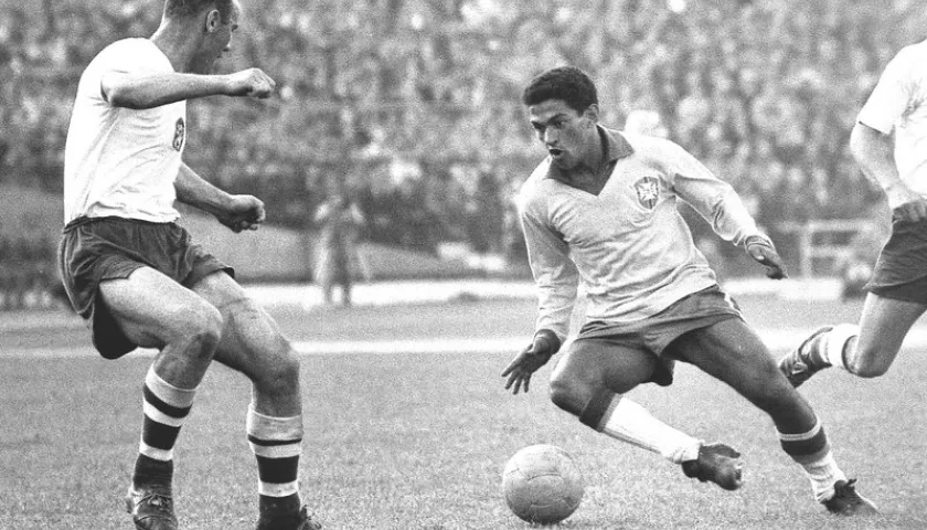 Garrincha jugando con la selección Brasil, con la que fue campeón mundial en 1956 y 1962. 