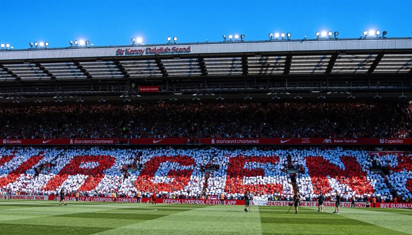 El homenaje en las gradas de Anfield de los aficionados del Liverpool a Jürgen Klopp.