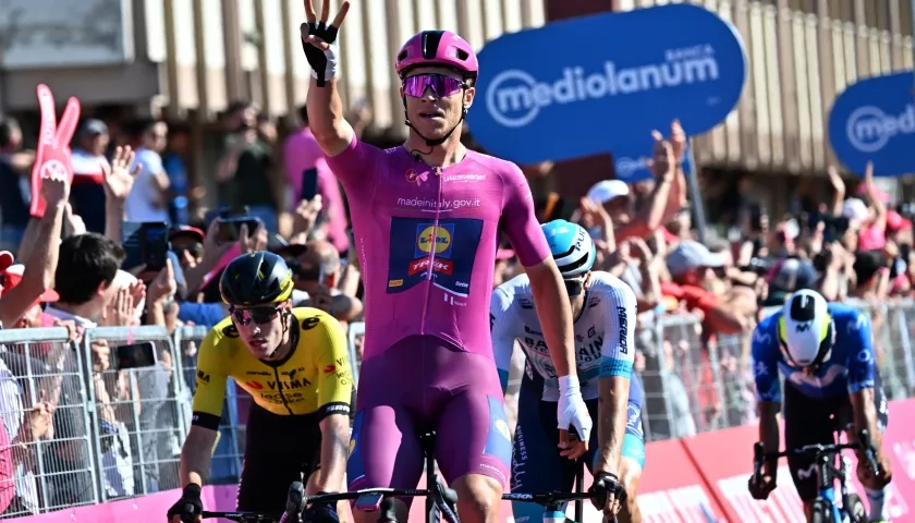 Jonathan Milan recordó su número de triunfos de etapa en el Giro.  