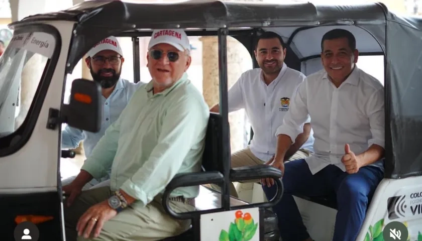 El gobernador Yamil Arana, el alcalde Dumek Turbay, el ministro de Minas, Carlos Camacho y el gerente de EPM, John Maya, en un motocarro eléctrico en Cartagena