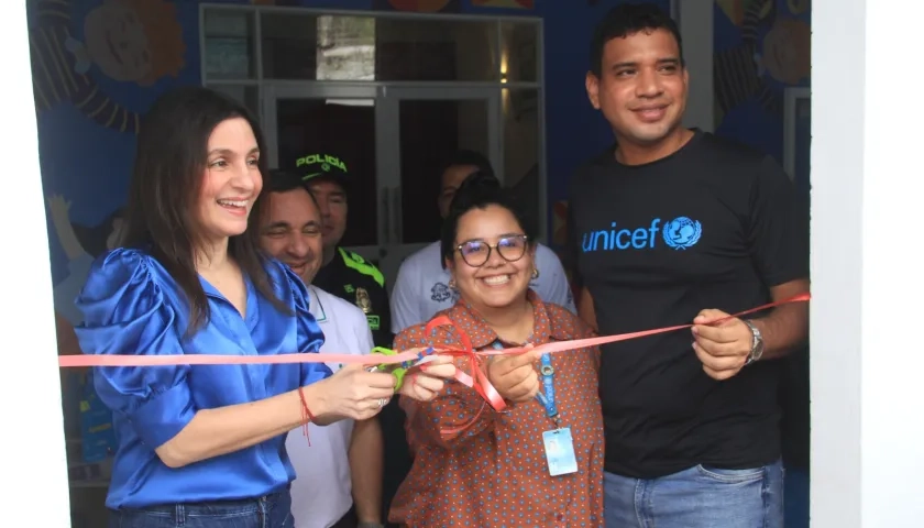 Katia Nule de Char corta la cinta de la Sala de Protección para niños y adolescentes