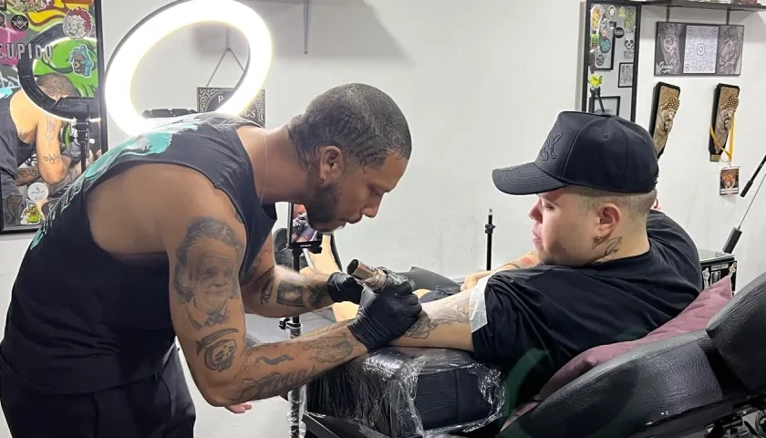 Juan Manuel Charris tatuando en Cayena Ink Tattoo.