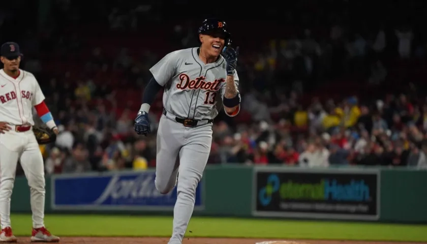 Gio Urshela en el recorrido de las bases tras conectar jonrón en el octavo inning.