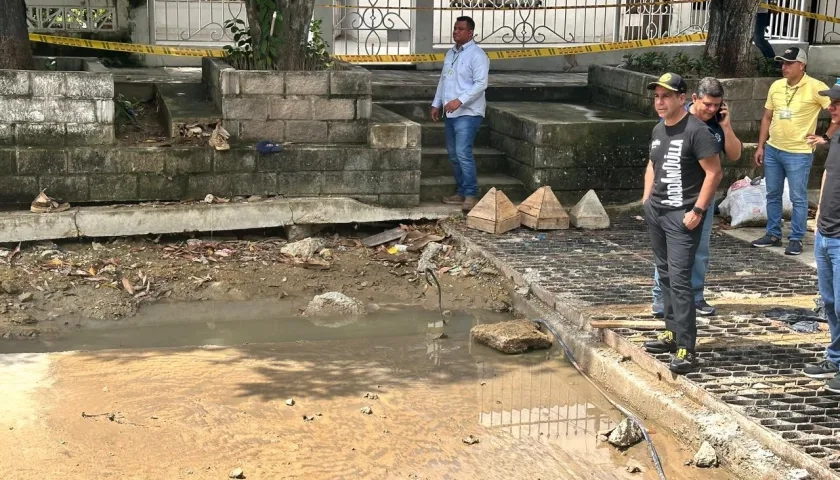 Alcalde Alejandro Char supervisando canalización de arroyo.