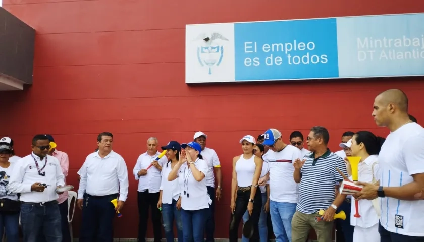 Cacerolazo a las afueras de la sede de MinTrabajo, en Barranquilla.