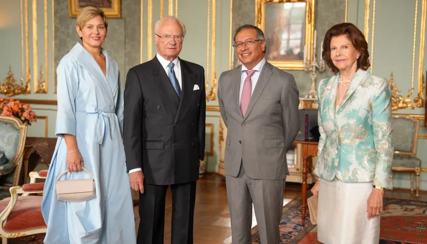 El presidente Gustavo Petro, la primera dama, Verónica Alcocer, junto a los reyes Carlos XVI Gustavo y Silvia de Suecia.