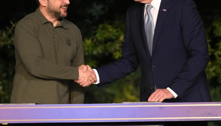 El presidente de EE.UU., Joe Biden, se saluda con su colega de Ucrania, Volodímir Zelenski, en el G-7