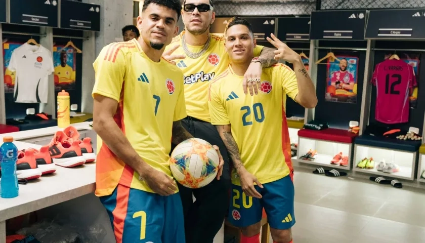 Luis Díaz y Juan Fernando Quintero con el cantante Ryan Castro. 