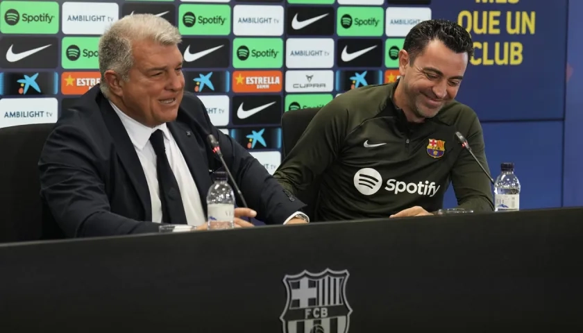 Joan Laporta y Xavi Hernández, técnico saliente del Barcelona. 