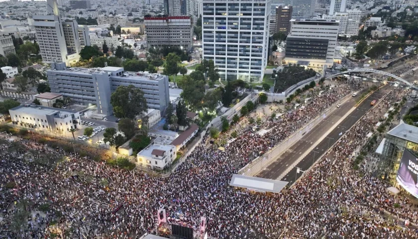 Decenas de manifestantes en la Plaza de Tel Aviv