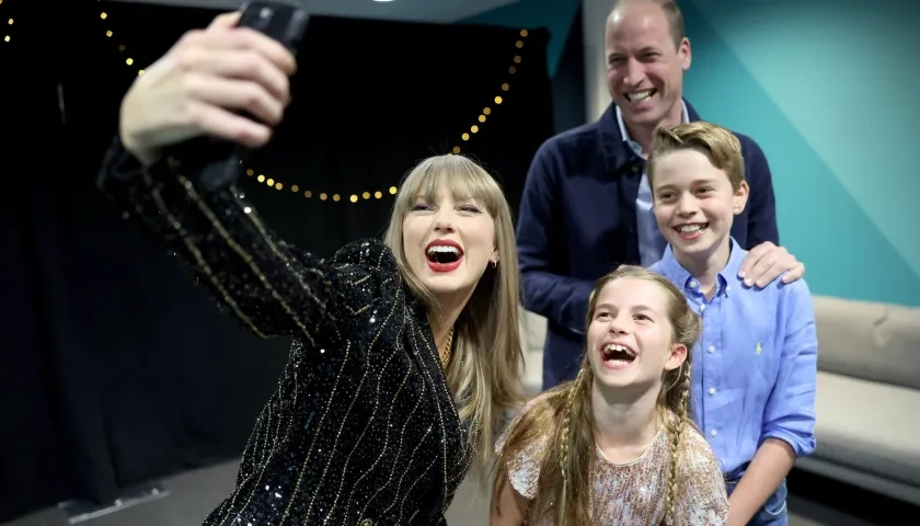 Príncipe Guillermo junto a sus dos hijos y la cantante Taylor Swift.