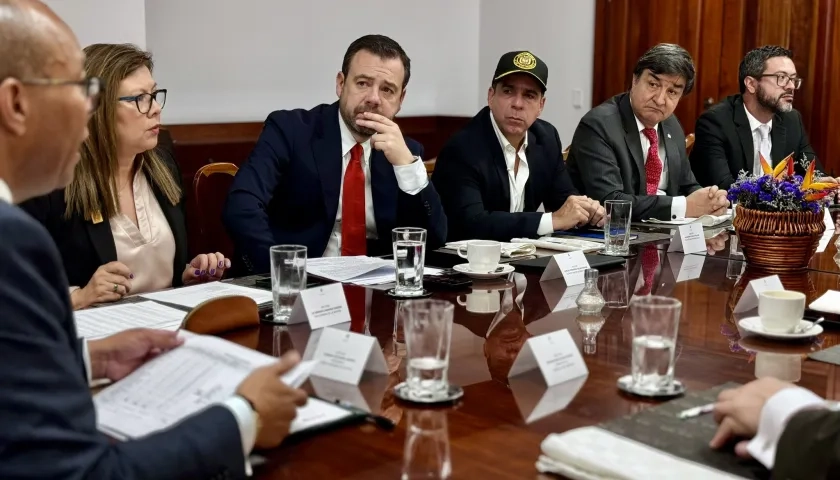 Alejandro Char y Carlos Fernando Galán con el presidente de la Corte Suprema, Gerson Chaverra, y la Fiscal General, Luz Adriana Camargo