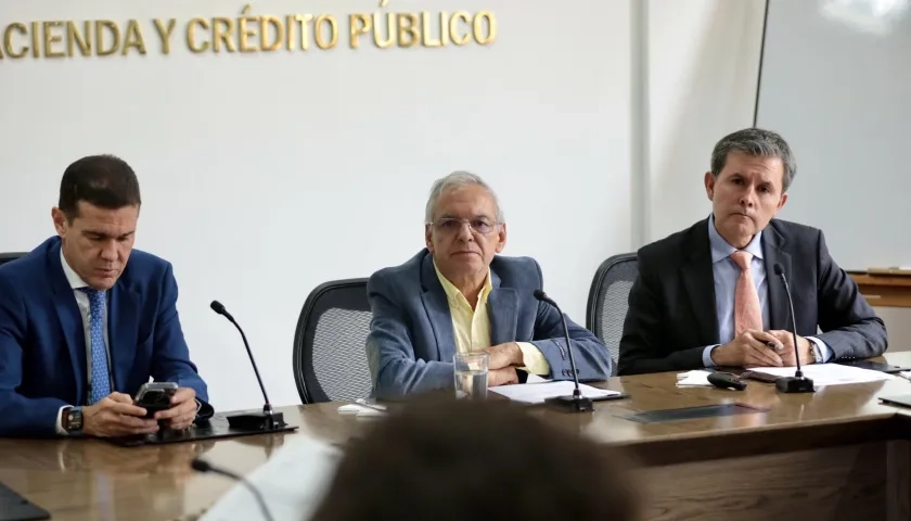 Ricardo Bonilla (centro), ministro de Hacienda, en una reunión reciente