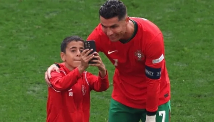 El niño que saltó a la cancha en pleno partido Turquía-Portugal logro la foto con Cristiano