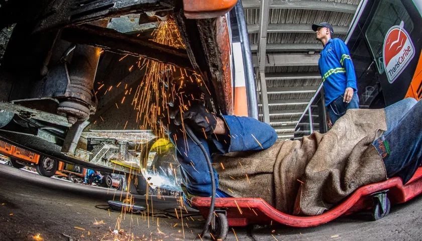 Personal a cargo de los trabajos de mantenimiento de la flota de Transcaribe