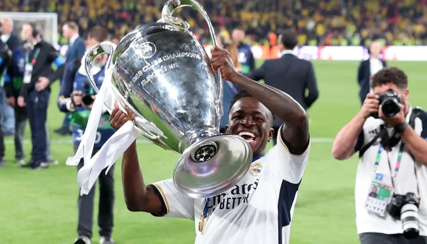 Vinicius Junior con el trofeo de la Liga de Campeones que ganó con el Real Madrid.