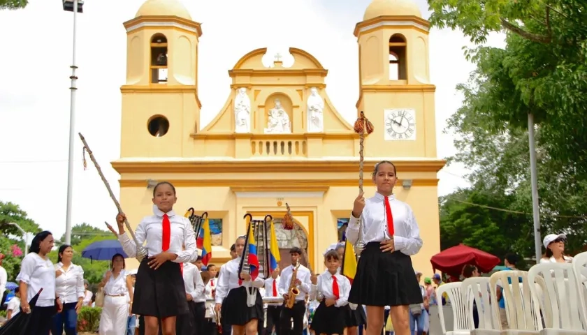 Instituciones educativas durante recorrido por las principales calles del municipio.