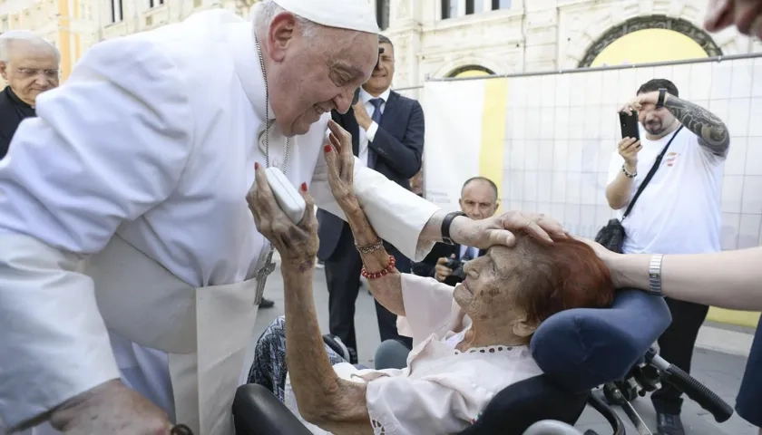 El Papa bendice a una mujer de 111 años en su visita a Trieste.