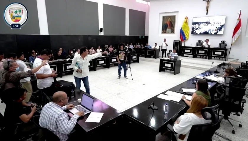 Momento en que Horacio Brieva manifiesta su molestia por no poder hablar en el debate.