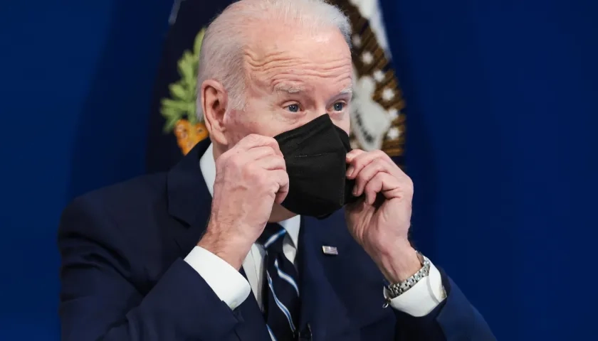 Biden usando la mascarilla.