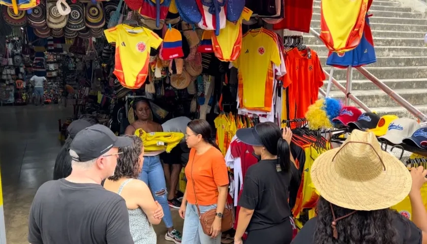 Las camisetas colombianas se apoderan de Barranquilla.