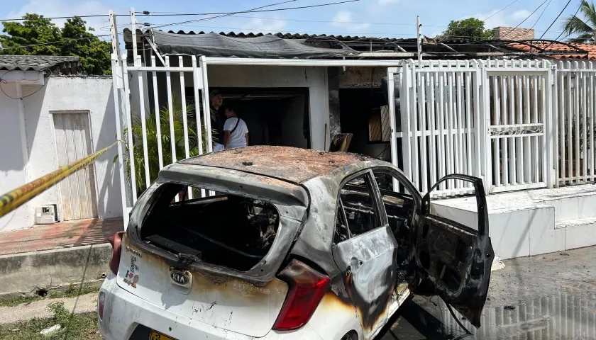 Así quedó el vehículo que se incendió en una vivienda, en Soledad. 