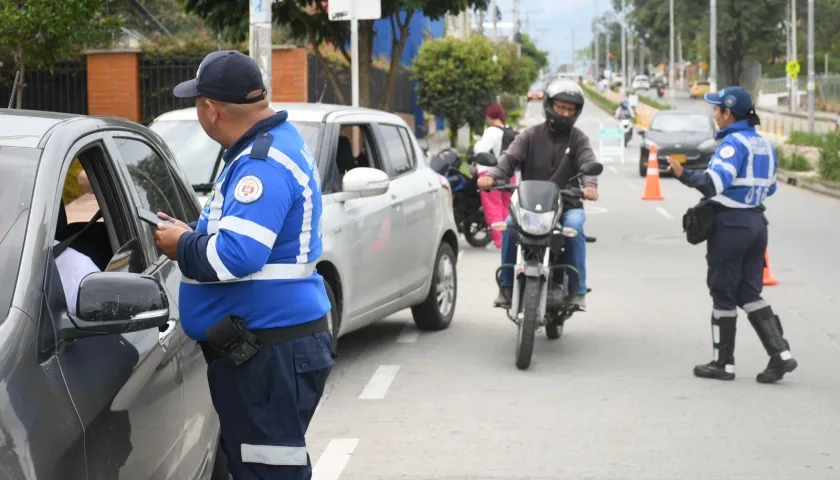 Agentes de tránsito velando por la seguridad vial.