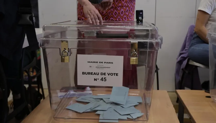 Votantes en un colegio electoral durante la segunda vuelta de las elecciones  francesas.