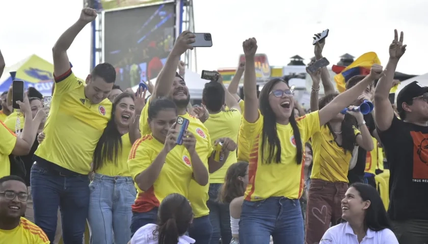 Aficionados de la Selección Colombia celebrando en el Fan Zone en el partido contra Costa Rica. 