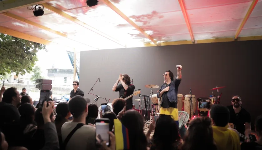 'Los de Adentro' durante su presentación. 