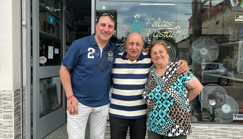 Néstor Lorenzo en una de visitas en Villa Celina. En la foto con su madre, Luisa Gagliardi, y Leonardo Marano, dueño de un almacén de electrodomésticos.
