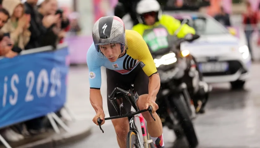 Remco Evenepoel rumbo a la meta en el Puente de Alejandro III.