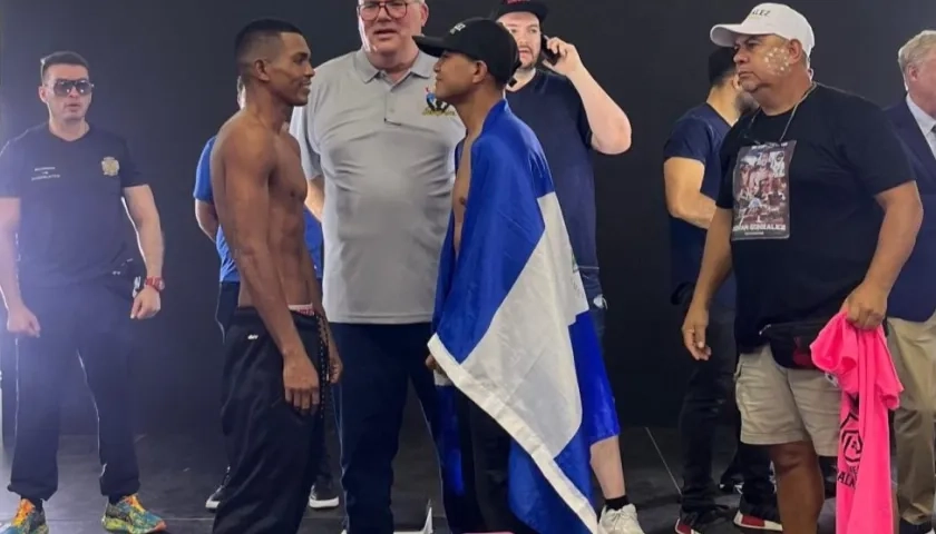 Robert Barrera (izquierda) y Román González en el tradicional cara cara previo al combate.